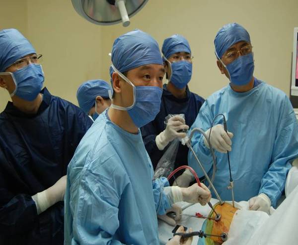 胸腔镜食管癌根治术与传统手术对照