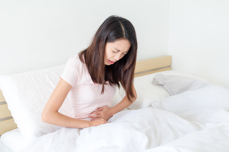 女性，女人，床上，肚子，疼痛，疾病.jpg