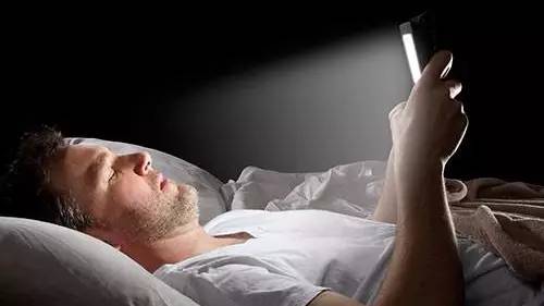 6,躺在床上玩手机