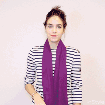 围出美丽与青春活力,看看下面几个动图指导吧~最潮流的围巾系法哦