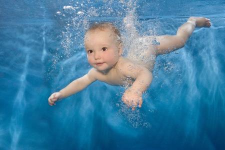 婴儿游泳利弊全解析