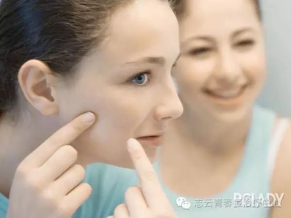 女人脸上长痘痘的原因是什么?