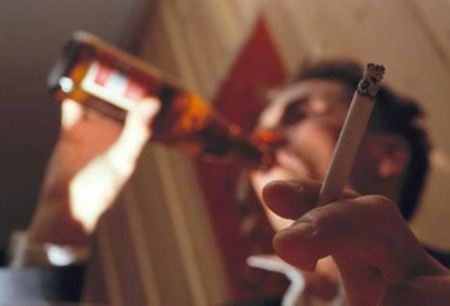 很多人会喜欢抽烟喝酒同时进行的精神体验,他们觉得"一支烟,一杯酒