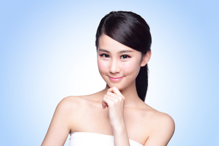 女性，面部，特写，蓝色背景，.jpg