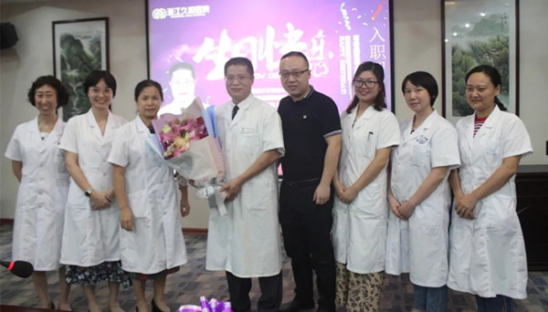 张孝禹副院长入职四周年.webp_副本.jpg