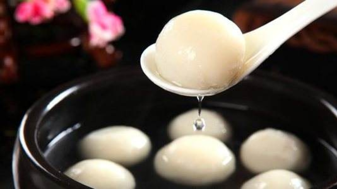 汤圆大多比较甜腻,过量食用会影响乳汁,进而影响婴儿的口味.