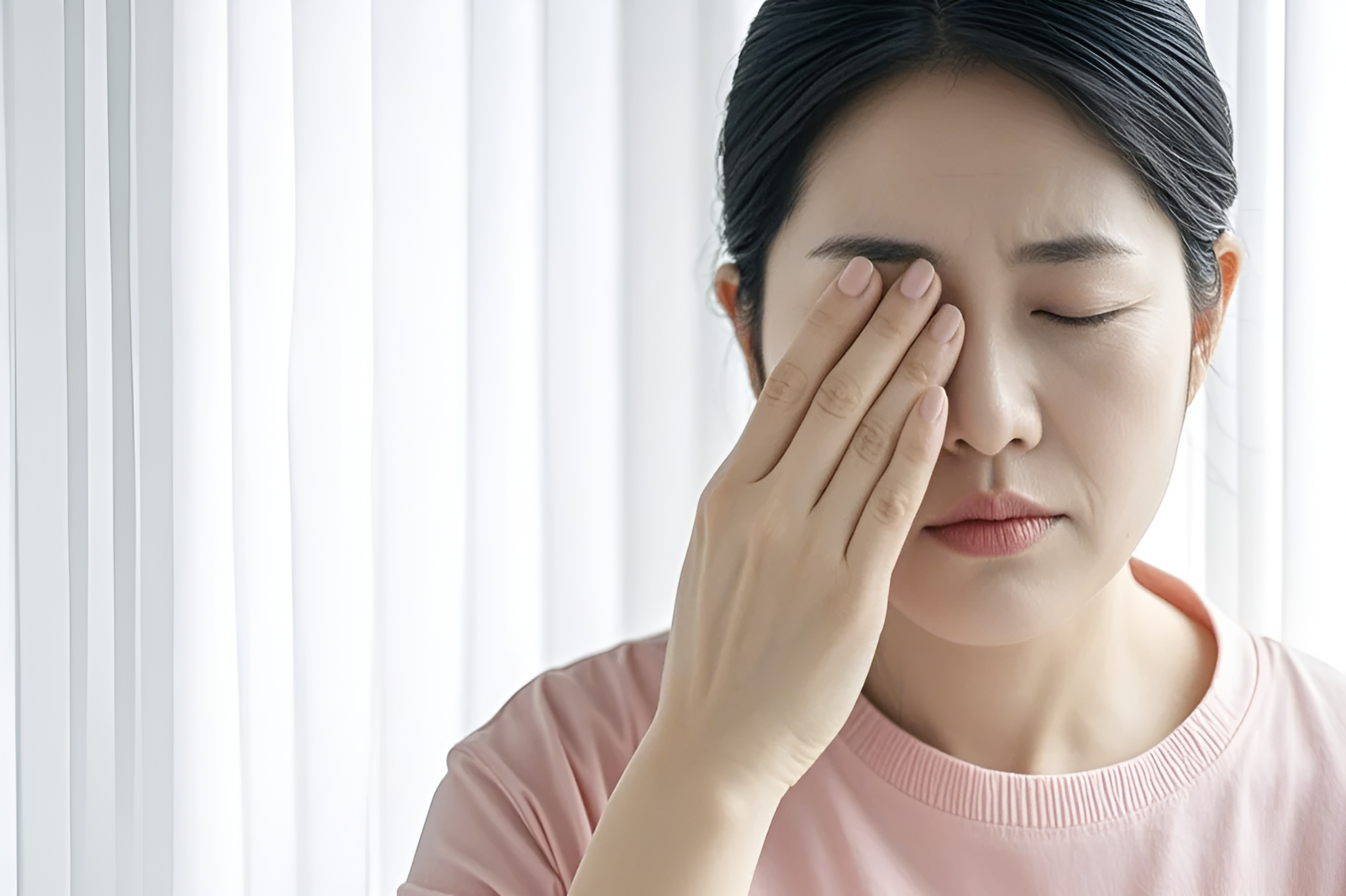 jpg 眼睛职场女性白领上班族闭眼手捂眼睛疲惫不适粉色上衣白色百叶窗背景人像照片(商业使用).jpg