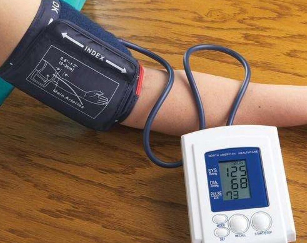 医疗白天医生医院量血压摄影图配图高清摄影大图-千库网