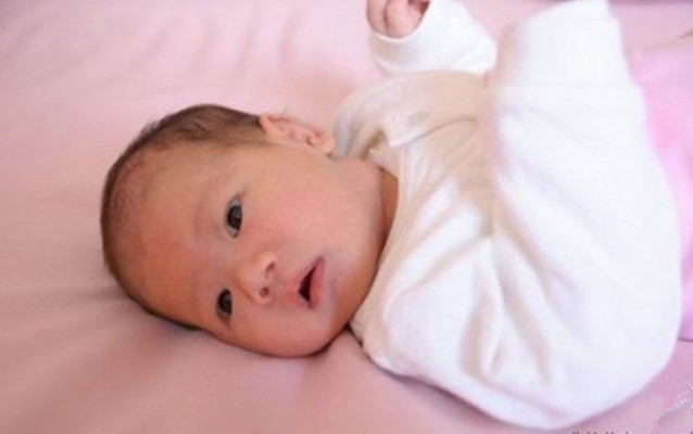 8个月宝宝的痉挛性斜颈的图片