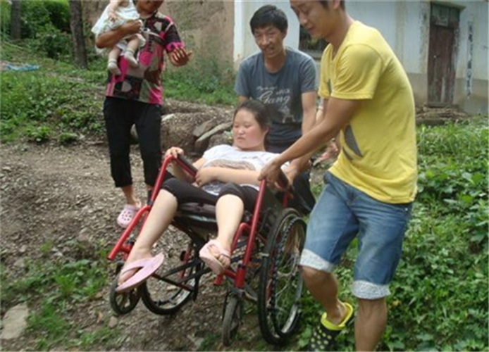 女子下肢瘫痪图片