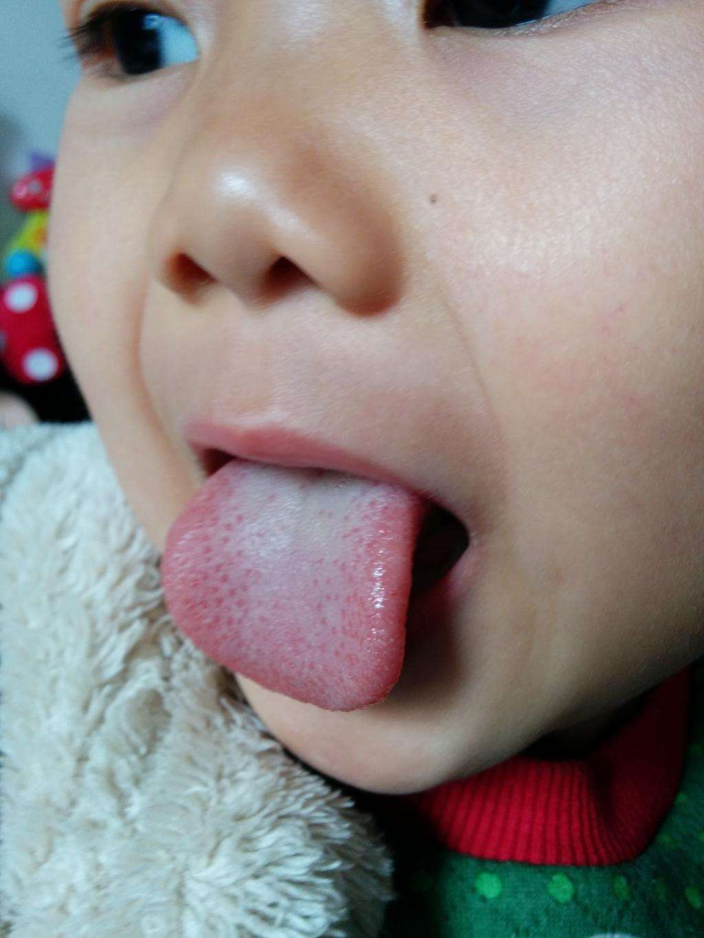 婴儿吐舌头怎么回事（宝宝总爱吐舌头）-幼儿百科-魔术铺