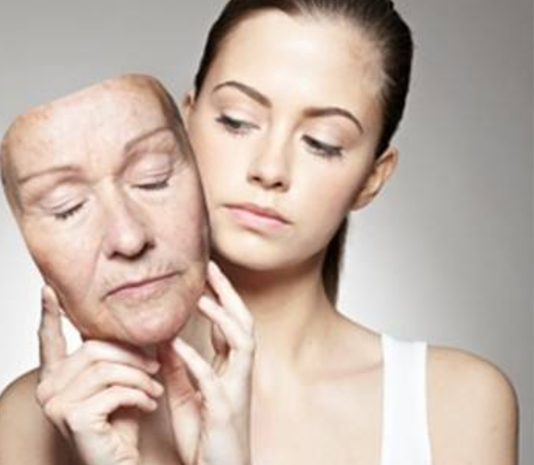 抗衰老过程，亚洲女性面部肌肤具有抗衰老的程序，嫩肤、提拉、紧致面部肌肤，恢复青春抗皱肌肤。老与年轻的概念。照片摄影图片_ID:317812646-Veer图库