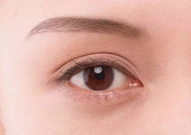 不会,长期粘贴双眼皮,会让眼部皮肤明显松弛,产生多