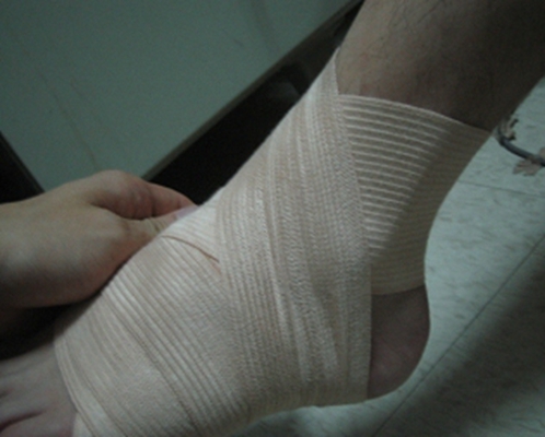 男生腿部受伤包扎图片6