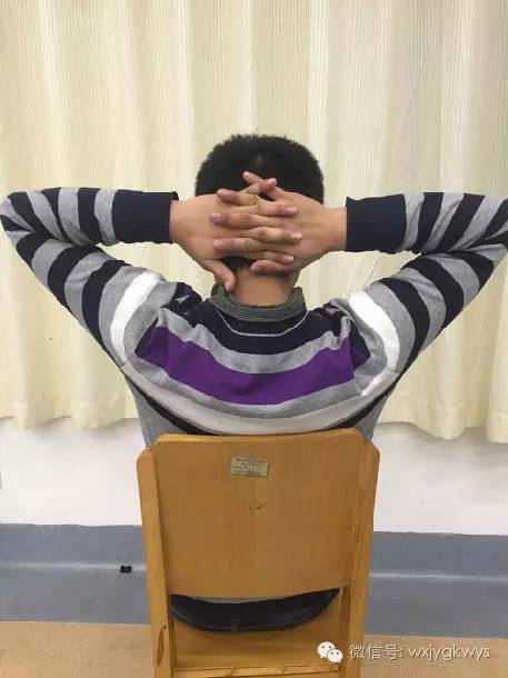 坐位,双手抱头,颈部尽量后伸,同时双肘尽量前屈.