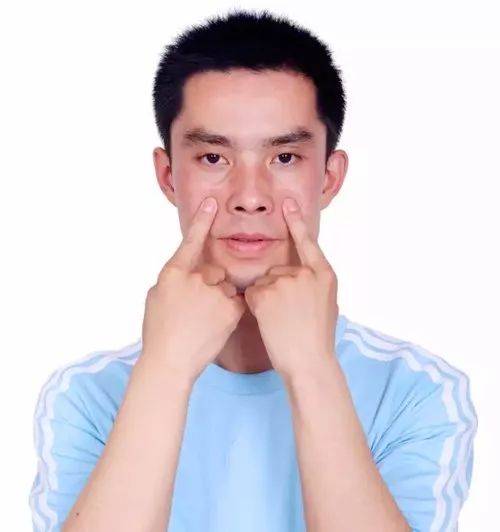 闭目养神:双目闭上,配合干洗脸动作,约1分钟左右.