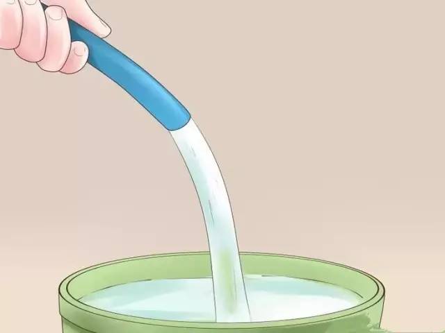 2,将毛巾完全浸入水中,浸泡15分钟.