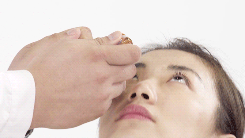 滴抗生素眼药水.gif