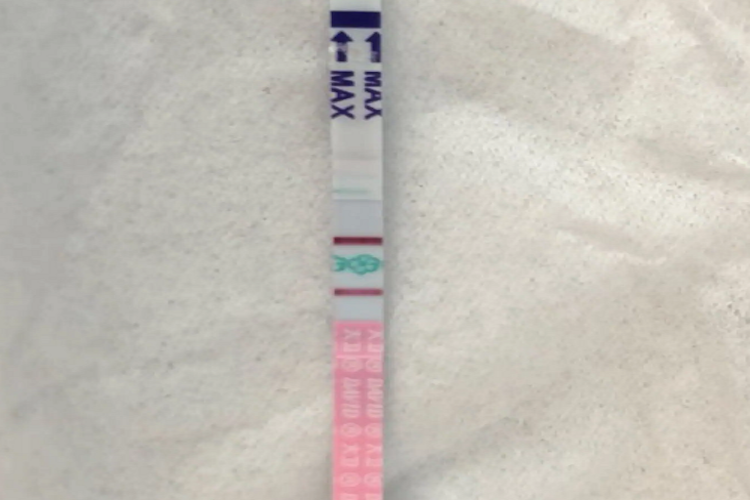 排卵试纸下深上浅图