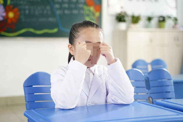 按揉太阳穴刮上眼眶图