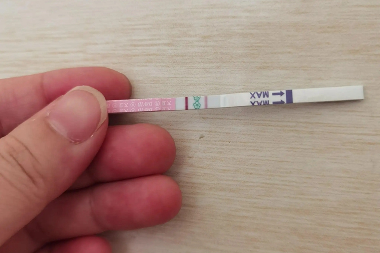 排卵试纸弱阳性图