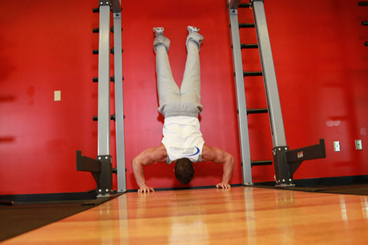 倒立式俯卧撑图