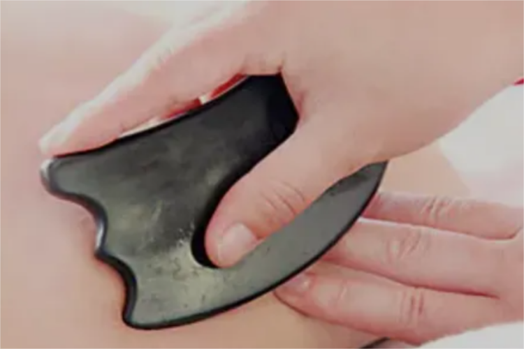 手握刮痧工具示意图