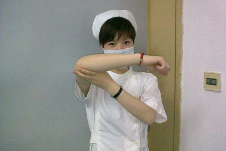 抬高患肢与肩平图 抬高患肢与肩平图