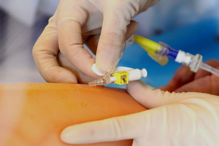 静脉留置针输液手法图