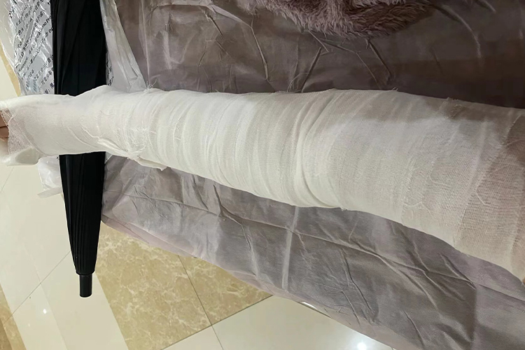 女生腿骨折打石膏图