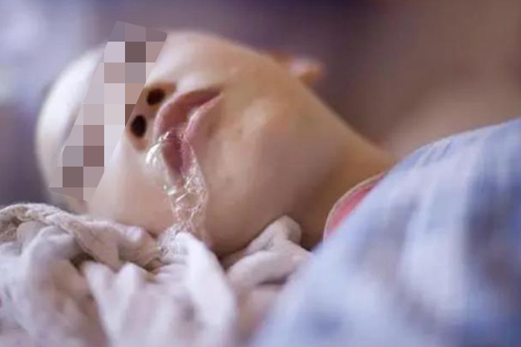 小孩发热口吐白沫图