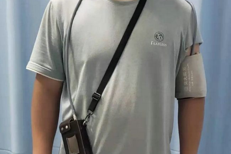 24小时血压仪佩戴图