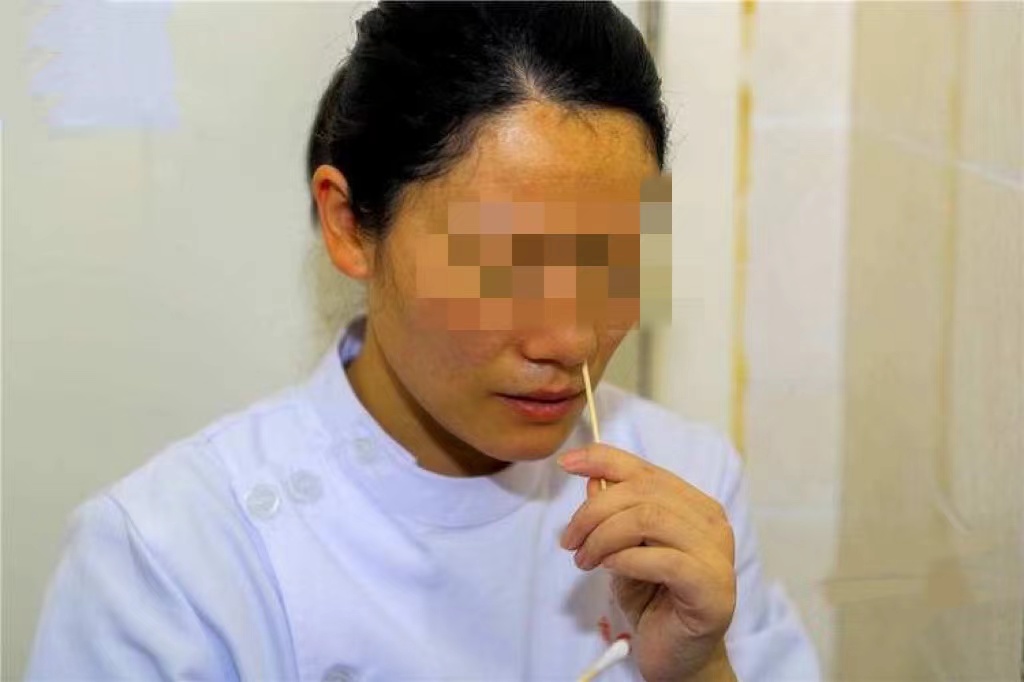 棉签擦洗鼻腔图