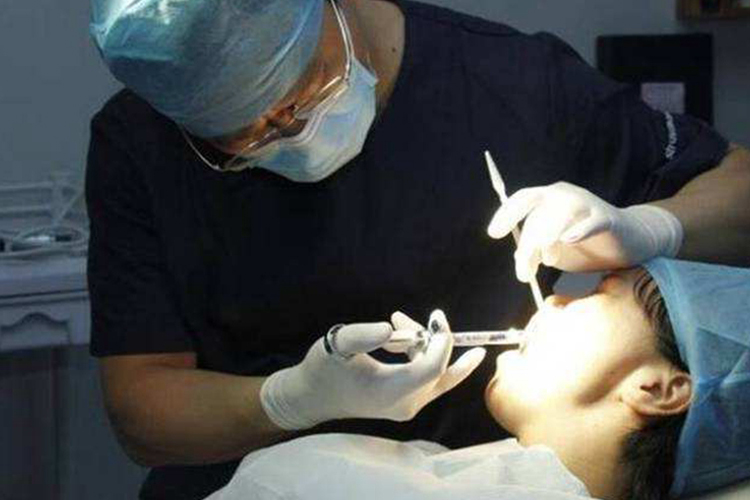 开窗助萌手术消毒麻醉图