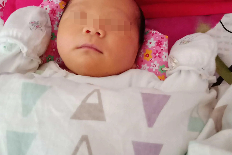 新生儿仰卧位睡姿图