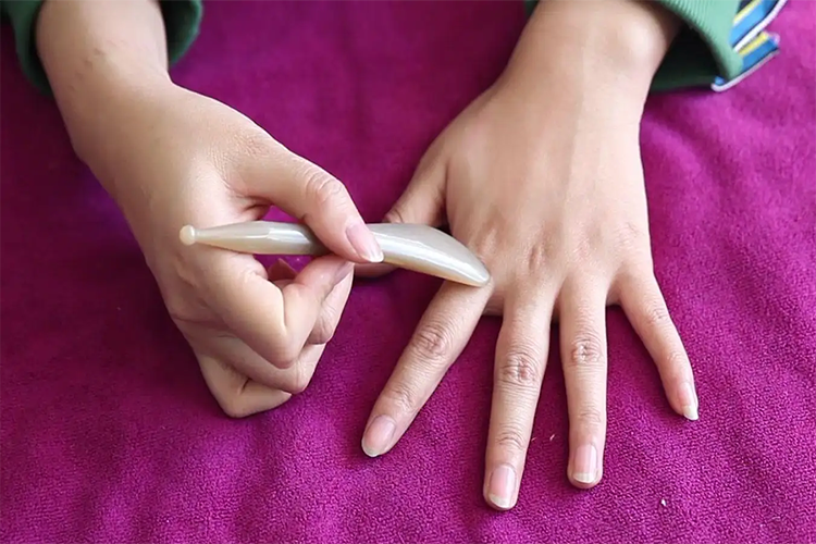 手指刮痧示意图 手指刮痧示意图