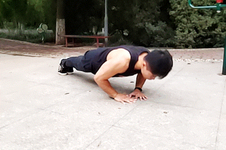 夹肩式俯卧撑图