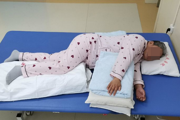 偏瘫患者健侧卧位姿势图 偏瘫患者健侧卧位姿势图