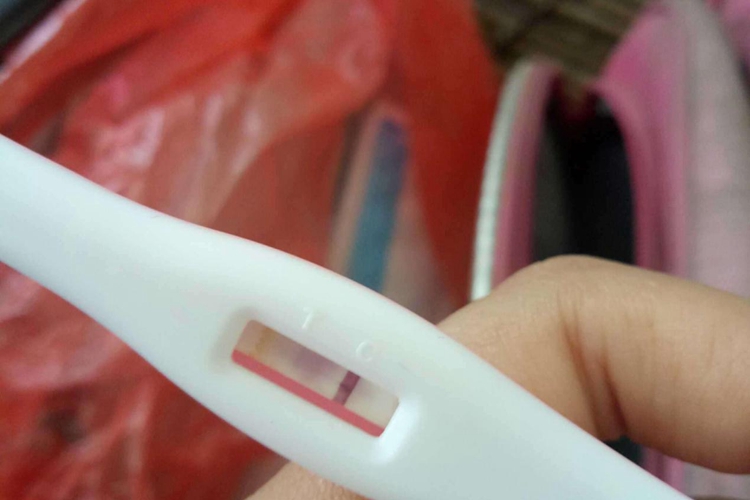 验孕棒一条杠一片散红图