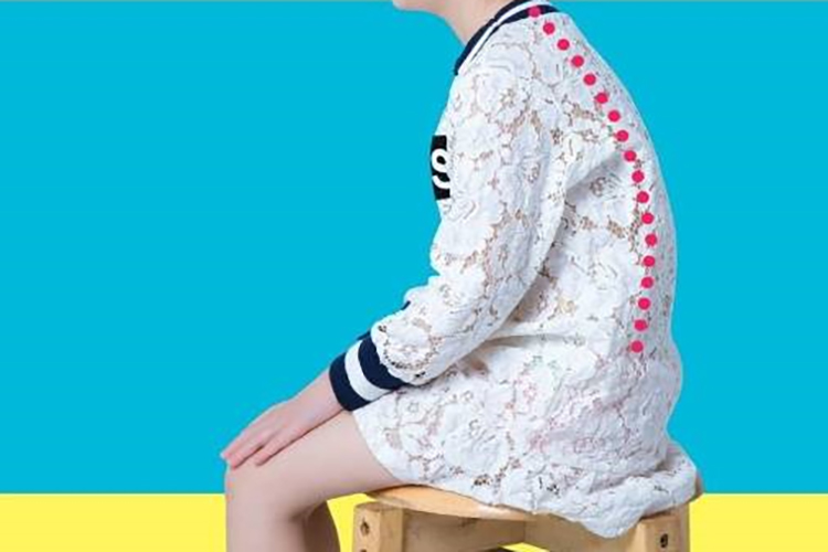 小孩子姿势性驼背图
