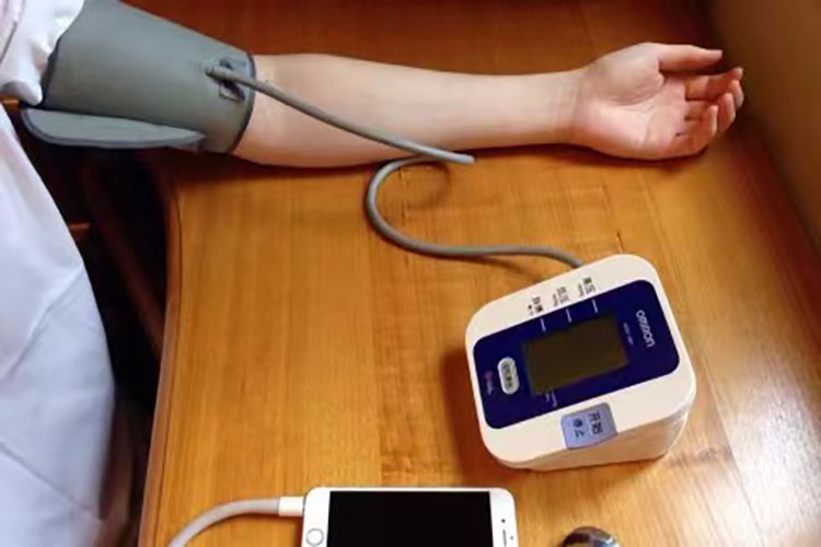 安装电子血压计臂带图