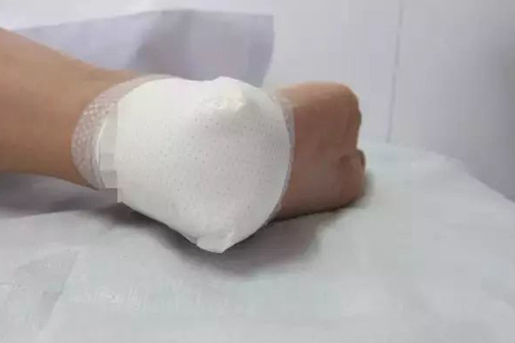 脚跟受伤敷料包扎图