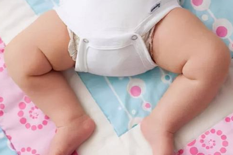 六个月宝宝小腿弯曲正常图