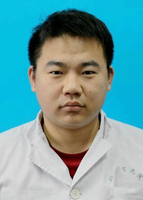 何亮