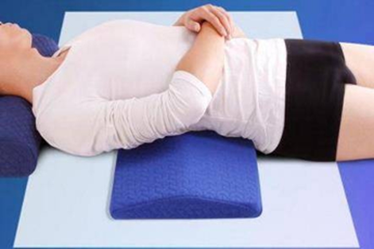 腰间盘突出手术后仰卧位睡姿图