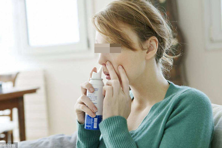 鼻炎塞药进鼻子鼻喷雾剂操作图