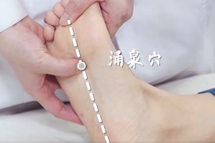 按摩涌泉穴图