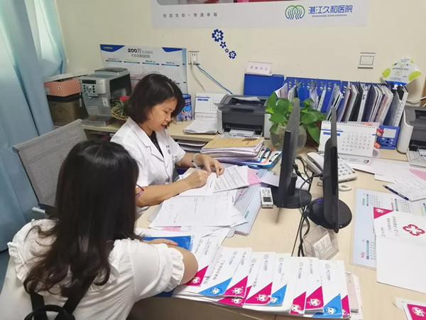 苏亮主任看诊.webp_副本.jpg