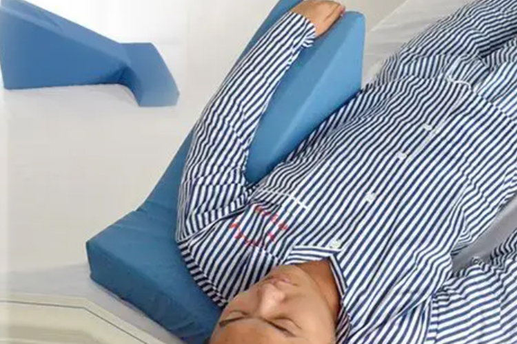 桡骨骨折手臂抬高睡姿图