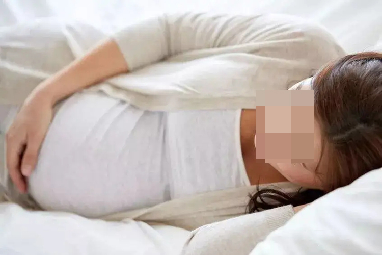 怀孕睡觉左侧卧位图